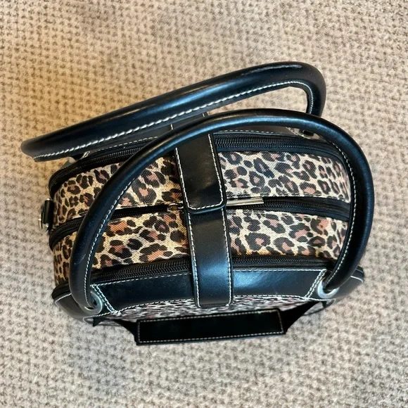 🍁 Sale! Like New! Leopard Print Round Travel Case with Multiple Compartments - Picture 5 of 11